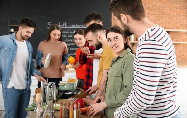 Jovens Amigos Cozinhar Juntos Casa — Fotografia de Stock