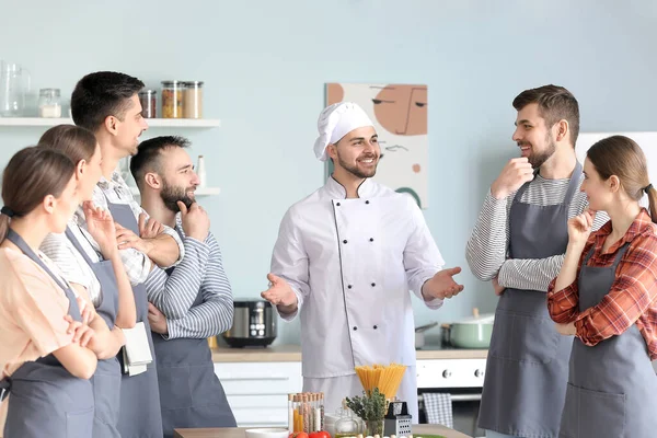 Mannelijke Chef Kok Groep Jongeren Tijdens Kooklessen — Stockfoto