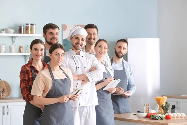 Chef Masculino Grupo Jóvenes Durante Las Clases Cocina — Foto de Stock