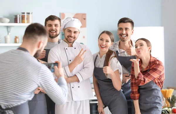 Man Tar Foto Kock Och Deltagare Matlagningskurser — Stockfoto