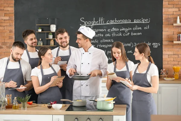 Chef Gruppo Giovani Durante Lezioni Cucina — Foto Stock