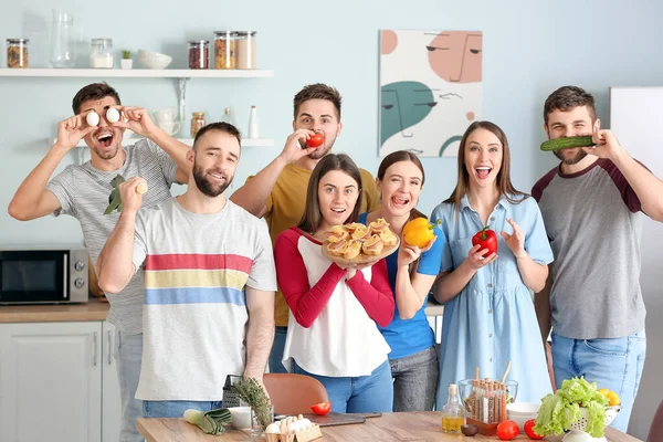 Junge Freunde Haben Spaß Beim Gemeinsamen Kochen Hause — Stockfoto