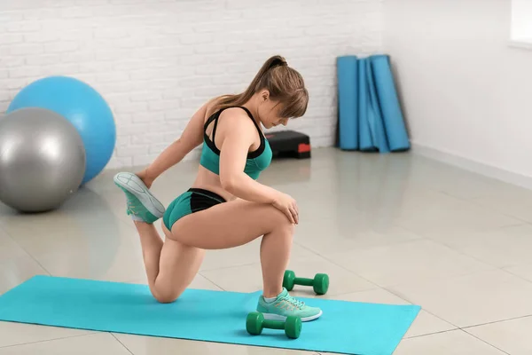 运动肌肉发达的妇女在健身房训练 — 图库照片
