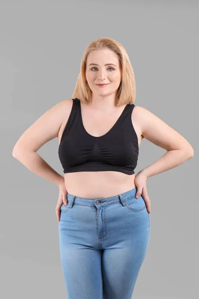 Übergewichtige Frau Auf Grauem Hintergrund — Stockfoto