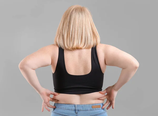 Vrouw Met Overgewicht Grijze Achtergrond — Stockfoto