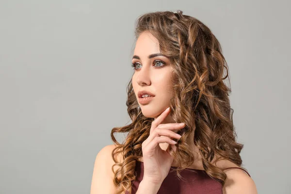 Bella Giovane Donna Con Capelli Ricci Sfondo Grigio — Foto Stock