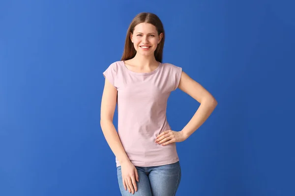 Ung Kvinna Snygg Shirt Färg Bakgrund — Stockfoto