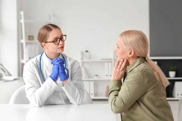 Médecin Examinant Une Femme Âgée Ayant Problème Glande Thyroïde Clinique — Photo