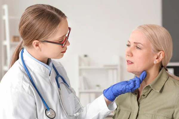 Médico Examinando Mulher Sênior Com Problema Glândula Tireóide Clínica — Fotografia de Stock