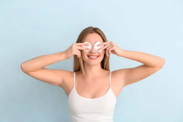 Beautiful Young Woman Cotton Pads Color Background — Stock Photo, Image