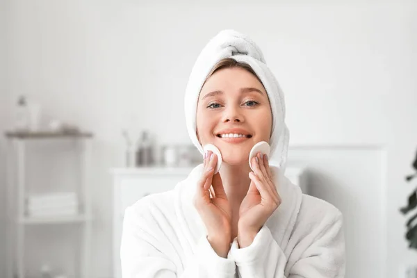 Hermosa Joven Mujer Quitando Maquillaje Casa — Foto de Stock