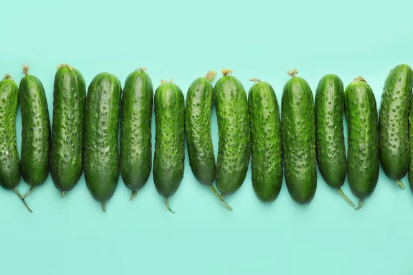 Renk Arkaplanında Yeşil Salatalıklar — Stok fotoğraf
