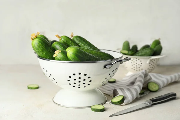 Sieb Mit Grünen Gurken Auf Dem Tisch — Stockfoto