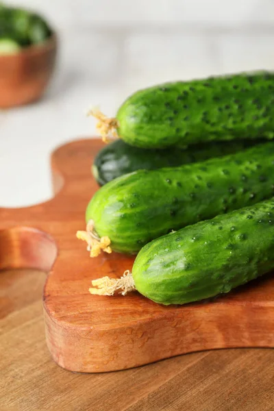 Bord Met Groene Komkommers Tafel — Stockfoto