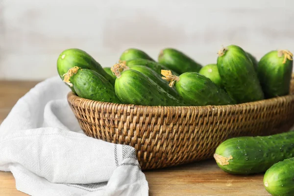 Schüssel Mit Grünen Gurken Auf Dem Tisch — Stockfoto