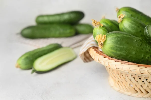 Schaal Met Groene Komkommers Tafel — Stockfoto
