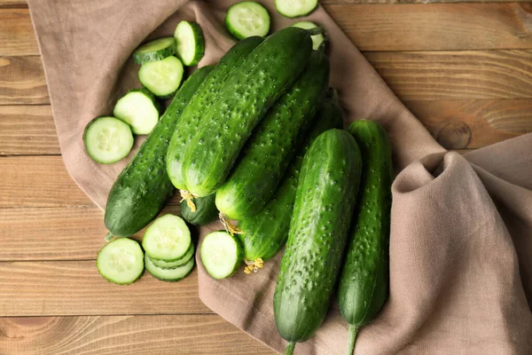 Grüne Gurken Auf Holztisch — Stockfoto