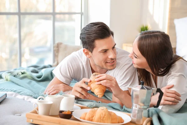 若いカップルの朝ベッドで朝食を持っている — ストック写真