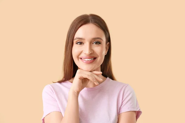 Jonge Vrouw Met Mooie Glimlach Kleur Achtergrond — Stockfoto