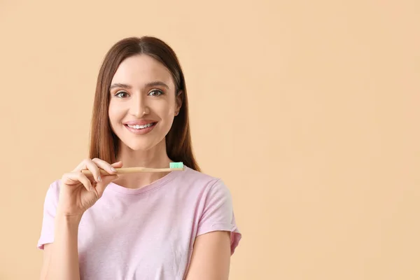 Jonge Vrouw Met Mooie Glimlach Tandenborstel Kleur Achtergrond — Stockfoto