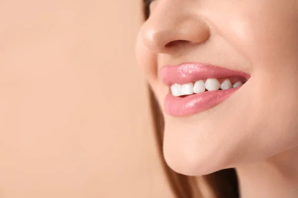Wanita Muda Dengan Senyum Yang Indah Latar Belakang Warna Closeup — Stok Foto