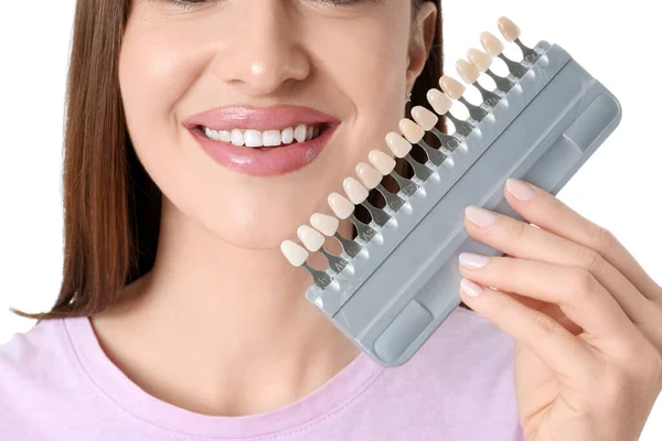 白い背景に歯の色のサンプルを持つ美しい若い女性 クローズアップ — ストック写真