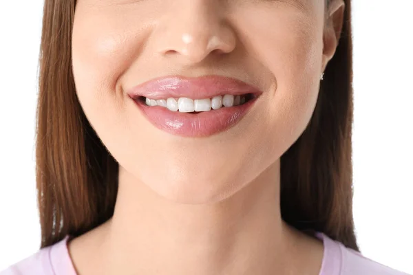 Mujer Joven Con Hermosa Sonrisa Sobre Fondo Blanco Primer Plano — Foto de Stock