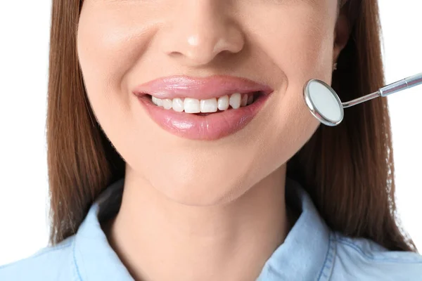 Jonge Vrouw Met Mooie Glimlach Tandheelkundige Spiegel Witte Achtergrond Close — Stockfoto