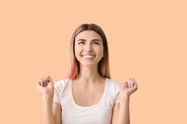 Lycklig Kvinna Med Friska Tänder Färg Bakgrund — Stockfoto