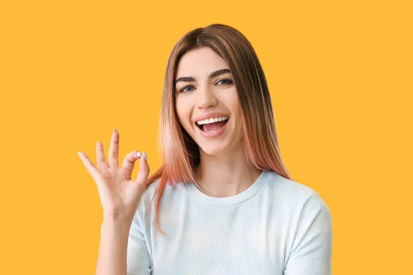 Ung Kvinna Med Friska Tänder Visar Gest Färg Bakgrund — Stockfoto