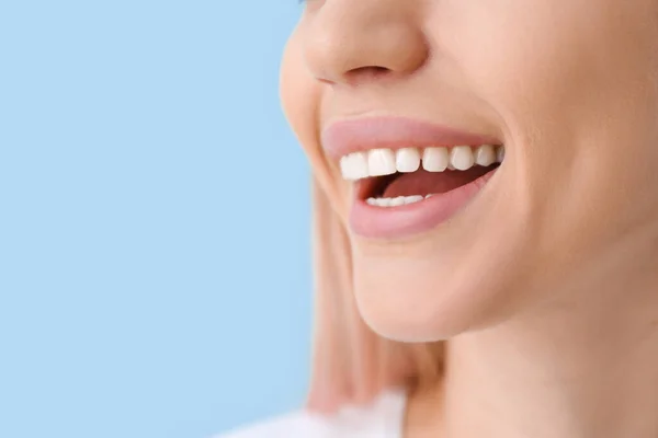 Młoda Kobieta Zdrowe Zęby Kolor Tła Zbliżenie — Zdjęcie stockowe