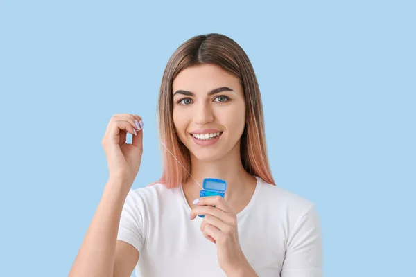 Hermosa Mujer Joven Con Hilo Dental Fondo Color — Foto de Stock