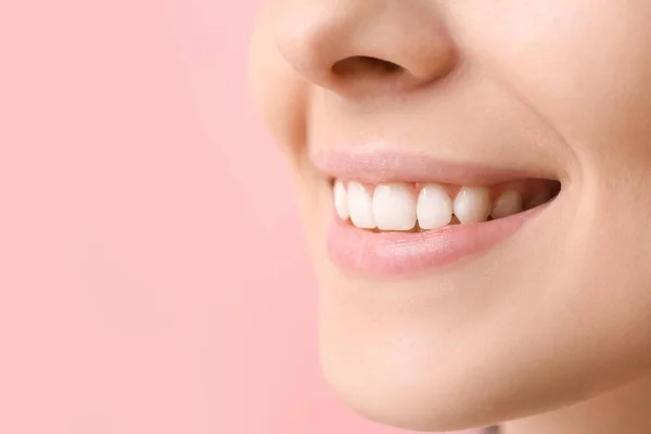 Wanita Muda Dengan Gigi Yang Sehat Pada Latar Belakang Warna — Stok Foto