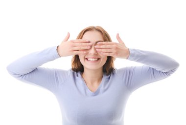 Beyaz arka plan sağlıklı dişlere sahip genç kadın