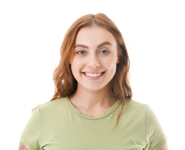 Beyaz arka plan sağlıklı dişlere sahip genç kadın