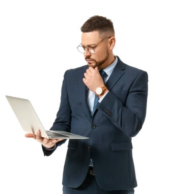 Beyaz arka planda dizüstü bilgisayar ile yakışıklı işadamı portresi