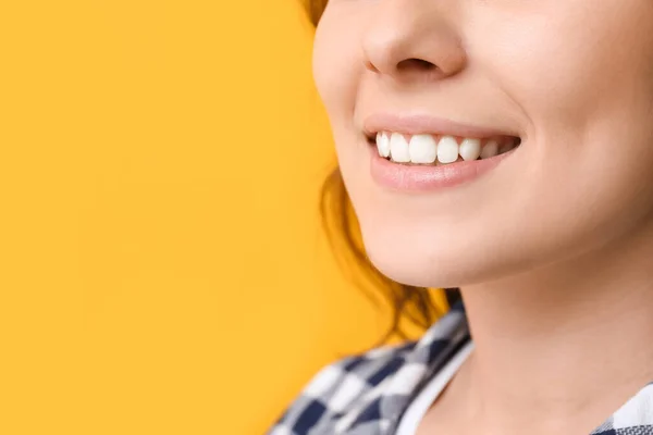 Junge Frau Mit Gesunden Zähnen Auf Farbigem Hintergrund Nahaufnahme — Stockfoto