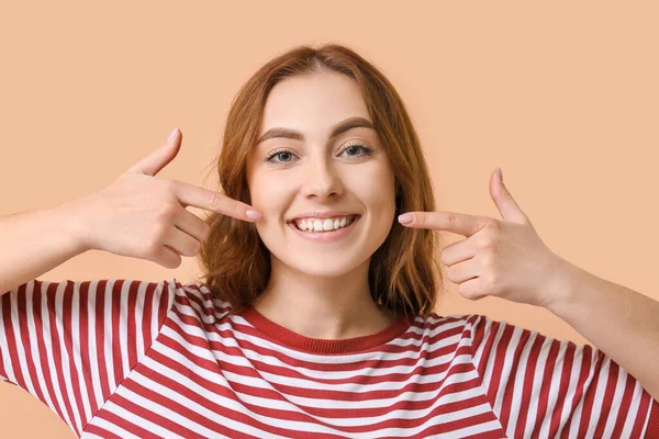 Jonge Vrouw Met Gezonde Tanden Kleur Achtergrond — Stockfoto