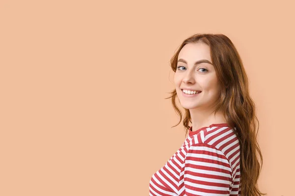 Renkli Arka Planı Sağlıklı Dişlere Sahip Genç Kadın — Stok fotoğraf