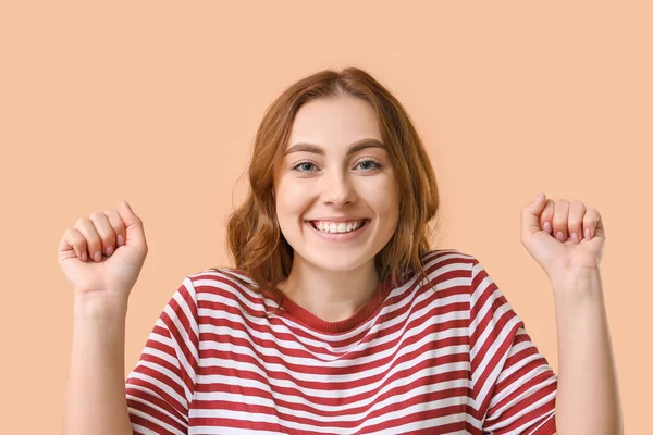 Renkli Arka Planı Sağlıklı Dişlere Sahip Genç Kadın — Stok fotoğraf