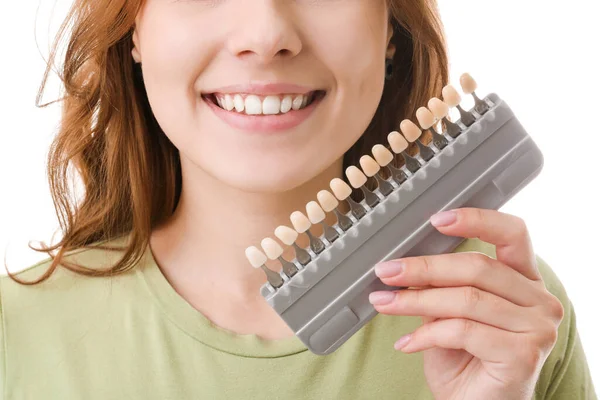 Schöne Junge Frau Mit Zähnen Farbproben Auf Weißem Hintergrund Nahaufnahme — Stockfoto