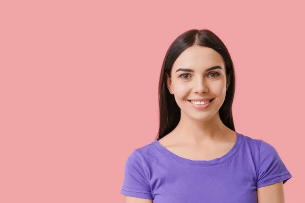Ung Kvinna Med Friska Tänder Färgbakgrund — Stockfoto