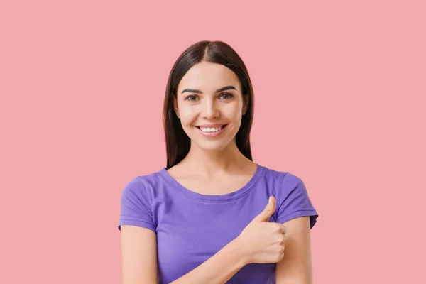 Vacker Ung Kvinna Med Friska Tänder Visar Tummen Upp Gest — Stockfoto