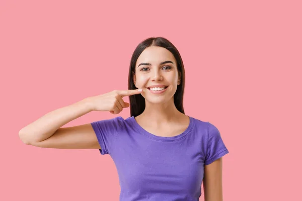 Junge Frau Mit Gesunden Zähnen Auf Farbigem Hintergrund — Stockfoto