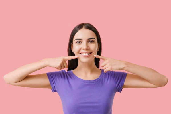 Junge Frau Mit Gesunden Zähnen Auf Farbigem Hintergrund — Stockfoto