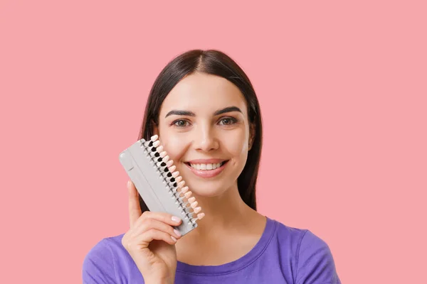 Schöne Junge Frau Mit Zähnen Farbmuster Auf Farbhintergrund — Stockfoto