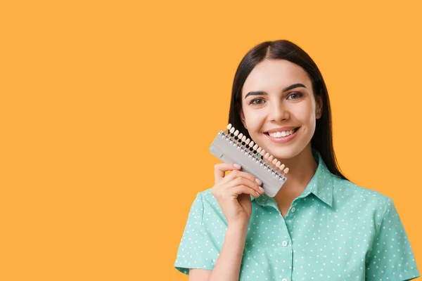 Krásná Mladá Žena Zuby Barvy Vzorků Barevném Pozadí — Stock fotografie