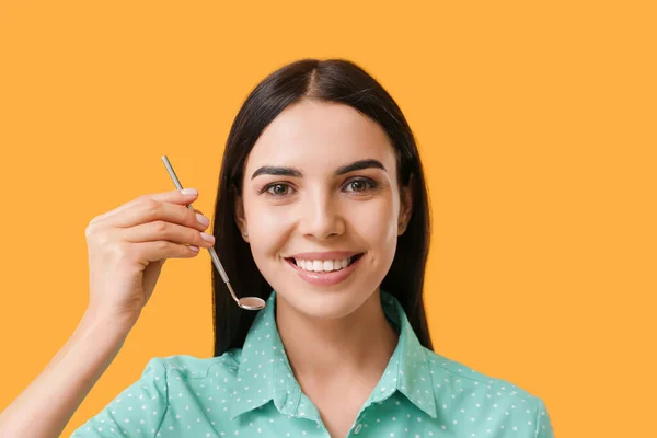 Mulher Bonita Com Espelho Dentista Fundo Cor — Fotografia de Stock