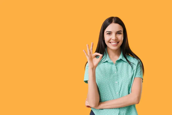 Mooie Jonge Vrouw Met Gezonde Tanden Tonen Gebaar Kleur Achtergrond — Stockfoto