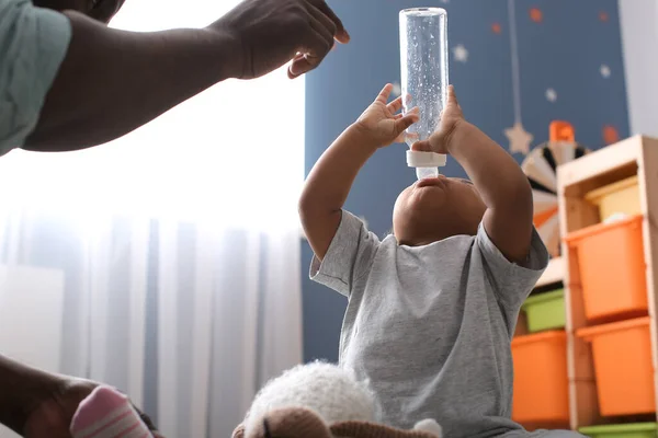 Uomo Afro Americano Che Acqua Suo Bambino Carino Casa — Foto Stock